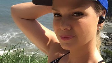 Só de biquíni, Eliana Michaelichen surge agarradinha com os filhos durante banho de sol: "Paraíso" - Reprodução/Instagram