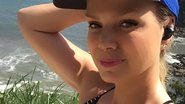 Só de biquíni, Eliana Michaelichen surge agarradinha com os filhos durante banho de sol: "Paraíso" - Reprodução/Instagram