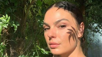 Isis Valverde ostenta corpo escultural durante banho de sol - Instagram
