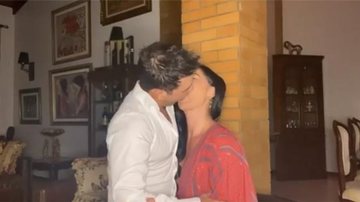 Zezé di Camargo puxa Graciele Lacerda e dá beijo de tirar o fôlego - Reprodução/ Instagram
