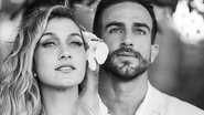 Só de lingerie, Gabriela Pugliesi fica de ponta cabeça e dá beijão no marido: "Amor e ioga" - Reprodução/Instagram