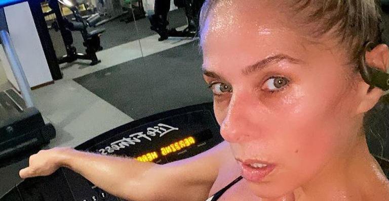 Adriana Galisteu exibe barriga chapada durante treino pesado - Reprodução/Instagram