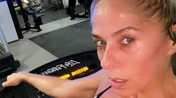 Adriana Galisteu exibe barriga chapada durante treino pesado - Reprodução/Instagram