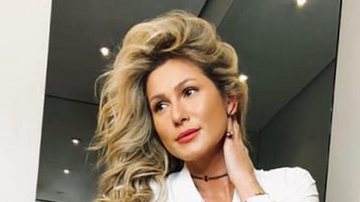 Lívia Andrade posa de camisa branca e bota de cano alto: Sim ou não? - Reprodução/ Instagram