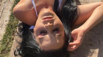 Cantora surge deitada na grama tomando sol e exibe corpaço - Reprodução/Instagram