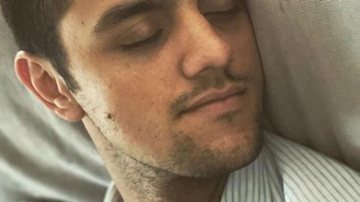 Felipe Simas é flagrado pela esposa dormindo com o caçula e encanta - Reprodução/Instagram