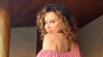 Viviane Araújo sensualiza e deixa ombro de fora em clique - Reprodução/ Instagram