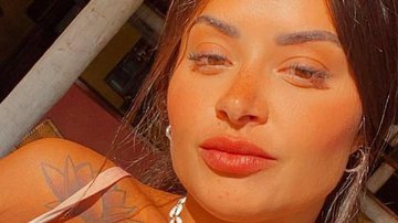 Aline Riscado surge ao sol com biquíni decotado e seios ganham destaque - Reprodução/Instagram