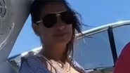 Grávida, Simone posa exibindo a barriguinha em passeio de barco - Reprodução/ Instagram