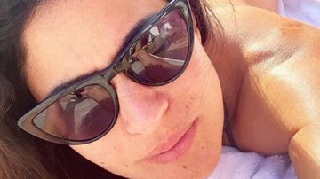 De biquíni, Carol Castro coloca bumbum para jogo ao tomar sol de costas - Reprodução/Instagram