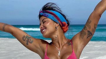 Aline Riscado exibe corpão poderoso e talento na música em dia de praia - Arquivo Pessoal