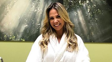Carla Perez posa só de biquíni e deixa decote generoso em evidência: "Loira linda" - Reprodução/Instagram