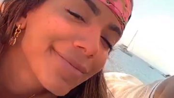 Anitta dá close no bumbum ao tomar sol de biquíni fio-dental - Reprodução/ Instagram
