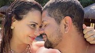De biquíni, Viviane Araújo namora muito com o namorado - Reprodução/Instagram