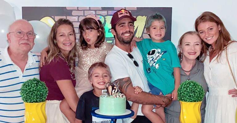 Luana Piovani reúne Pedro Scooby e a esposa para aniversário dos filhos - Instagram