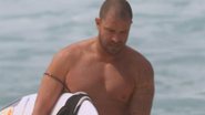 Diogo Nogueira surfa e exibe corpão em dia de calor no Rio - AgNews