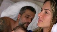 Bruno Gagliasso dorme enquanto Giovanna Ewbank vigia o filho - Reprodução/Instagram