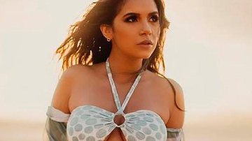 Ex-BBB Gizelly Bicalho puxa maiô na praia e revela dobrinha da virilha - Reprodução/Instagram/Brenda e Cristiano