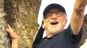 Ary Fontura se diverte ao subir em árvore - Instagram