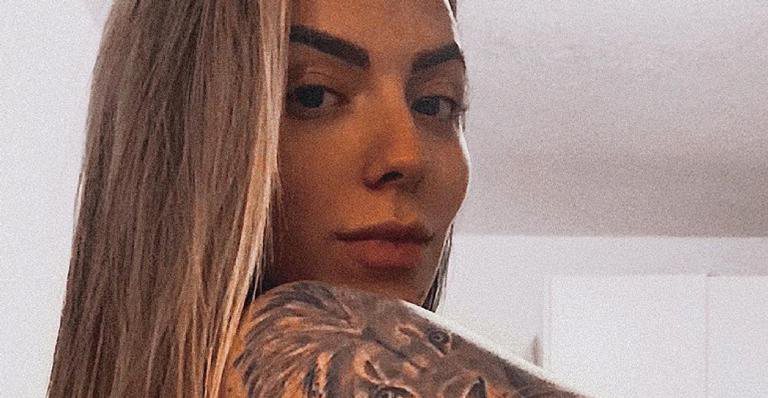 Petra Mattar surge completamente nua e exibe tatuagens estratégicas - Arquivo Pessoal