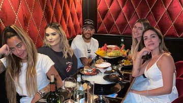 Neymar Jr, vai à restaurante com a irmã e amigas - Instagram