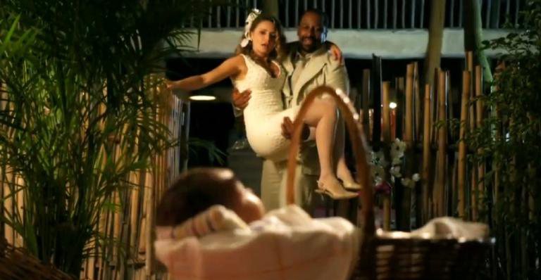 Os recém-casados encontram um bebê abandonado na porta de casa; saiba tudo - Reprodução/TV Globo