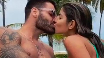 Ex-BBB Hariany Almeida vive momentos quentes com Netto na piscina - Reprodução/Instagram