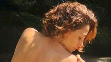 Camila Pitanga faz topless durante banho de cachoeira - Reprodução/Instagram