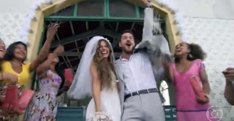 Depois de tentar fugir para o Rio de Janeiro e terminar o noivado, a sereia e o caminhoneiro se casam - Reprodução/TV Globo
