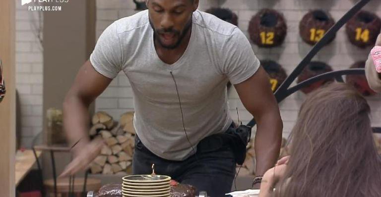 Rodrigo Moraes recebe bolo em comemoração ao aniversário - Instagram