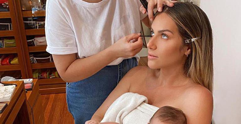 Giovanna Ewbank faz maquiagem com o filho no colo - Instagram