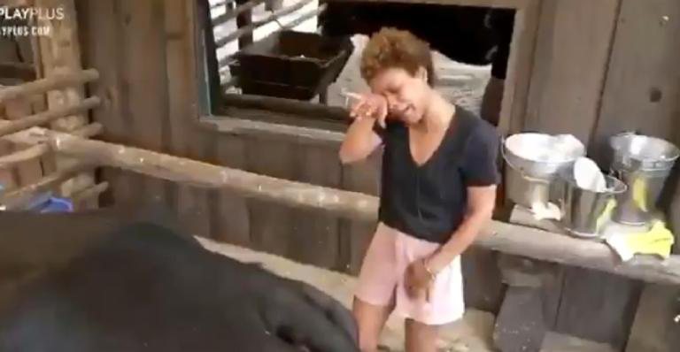 Lidi se emociona ao tirar leite de vaca - PlayPlus