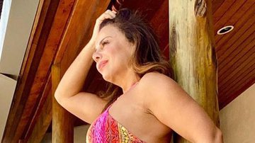 Viviane Araújo posa de biquíni em sua mansão e pernões musculosos roubam a cena - Reprodução/Instagram