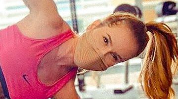Deborah Secco ostenta barriga sequíssima durante treino pesado: "Abdômen dos sonhos" - Reprodução/Instagram