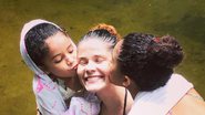 Mãezona! Samara Felippo ganha beijo apaixonante das filhas durante banho de cachoeira - Arquivo Pessoal