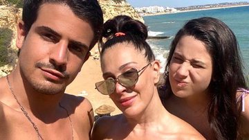 Claudia Raia reúne filhos em dia de praia e jovialidade choca - Instagram
