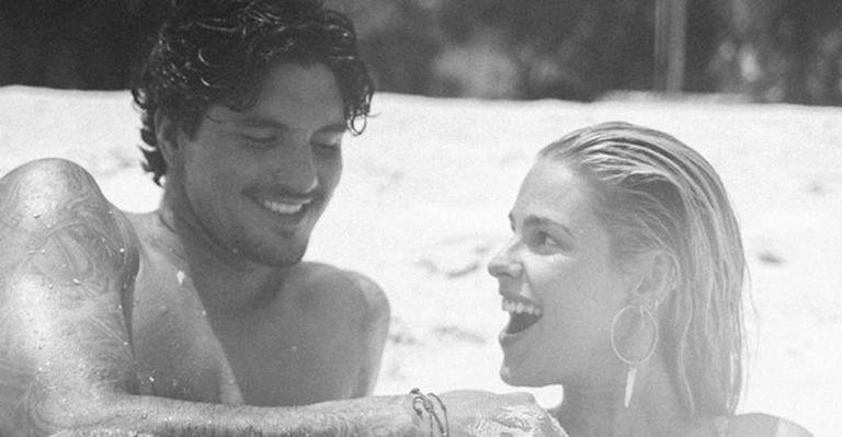 Gabriel Medina e Yasmin Brunet protagonizam momento íntimo em praia - Instagram
