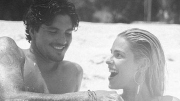 Gabriel Medina e Yasmin Brunet protagonizam momento íntimo em praia - Instagram