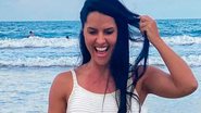 Graciele Lacerda pula ondas em dia de praia e pernões roubam a cena - Reprodução/Instagram