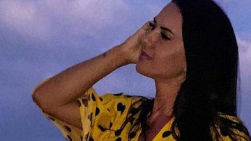 Noiva de Zezé di Camargo posa em praia deserta e pernões musculosos roubam a cena - Reprodução/Instagram