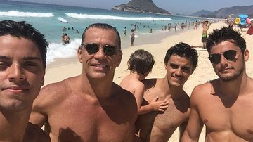 Bruno Gissoni, Rodrigo Simas e Felipe Simas posam descamisados - Instagram