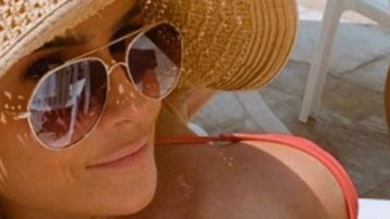 Deborah Secco ostenta abdômen sequinho de biquíni ao pegar piscina com Maria Flor - Reprodução/Instagram