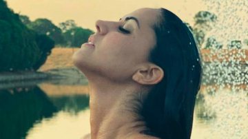 Graciele Lacerda toma banho ao ar livre e cinturinha rouba a cena - Reprodução/Instagram