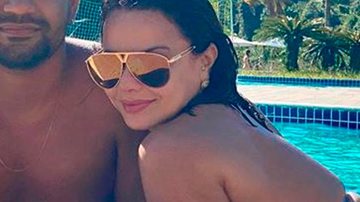 De biquíni, Viviane Araújo curte dia na piscina com namorado - Reprodução/Instagram