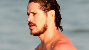Musculoso, José Loreto curte banho de praia usando sunga e atrai olhares - AgNews/Dilson Silva