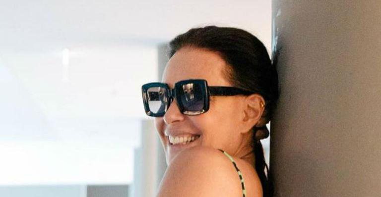Aos 52 anos, Carolina Ferraz usa biquíni estampado e ostenta corpo impecável - Reprodução/Instagram