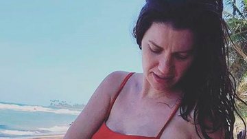Gravidíssima, Nathalia Dill percebe que colocou biquíni do avesso - Reprodução/Instagram