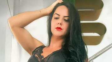Graciele Lacerda surge de camisola curtíssima e sobe escada - Reprodução/Instagram