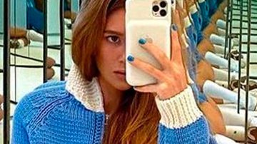 Marina Ruy Barbosa posa só de blusa de lã e mostra pernões em selfie - Reprodução/Instagram