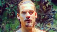 Nicolas Prattes se refresca em rio usando apenas uma bermuda e abdômen trincado choca - Reprodução/Instagram